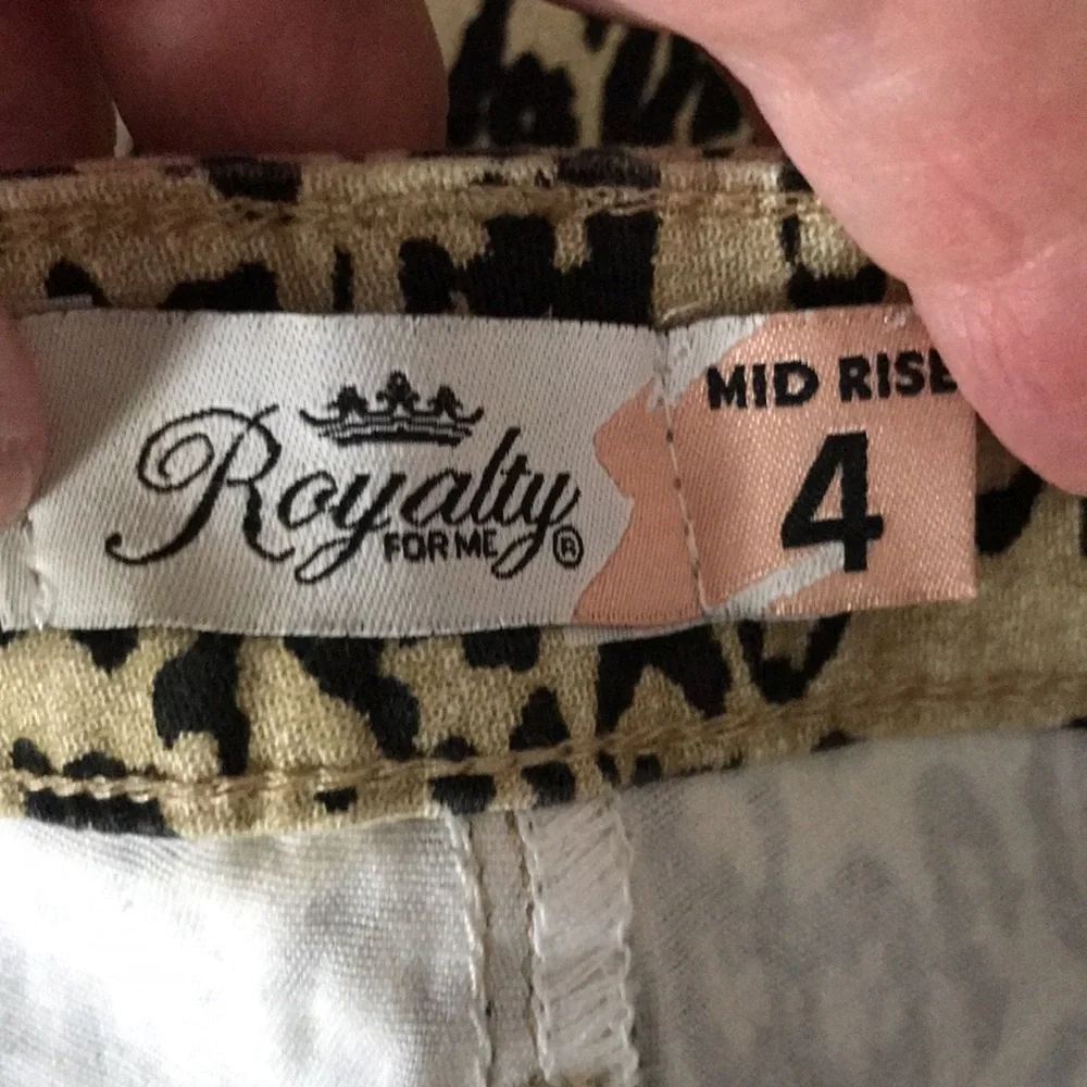 NEW ROYALTY For Me Women's Mid Rise Cheetah Print Ankle JeanPants | 4